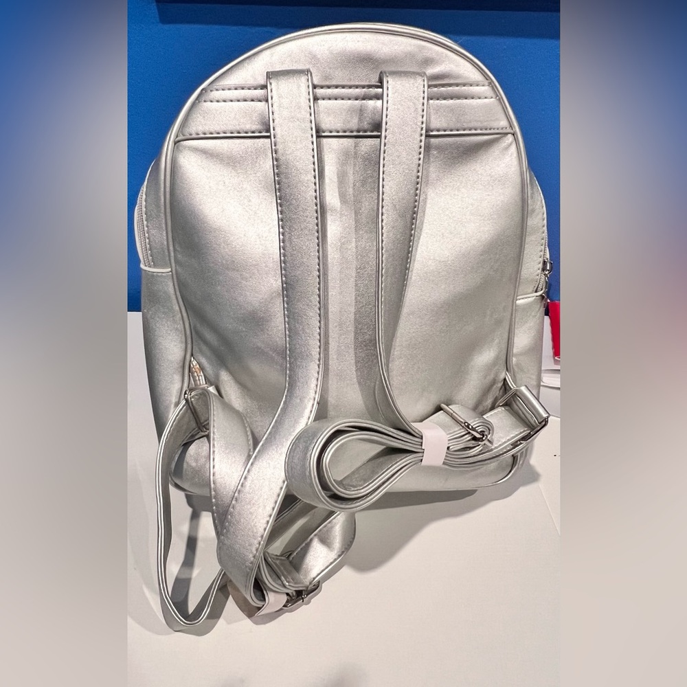 GLAMGLOW Silver Backpack - Picture 2 of 3